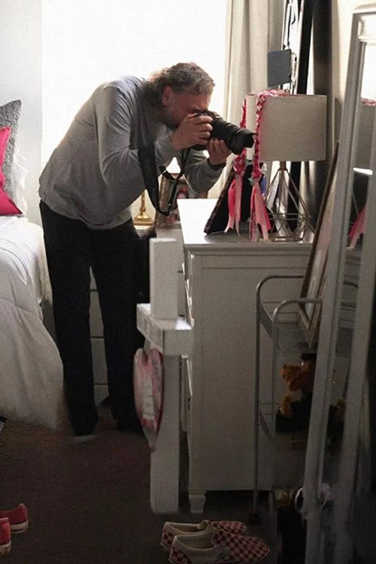 静室为证（2025）NF 4K DV&HDR 内封官中Size: 3.1G　　一名记者和一名摄影师着手记录在校园枪击案中遇难儿童留下的卧室，以此纪念他们